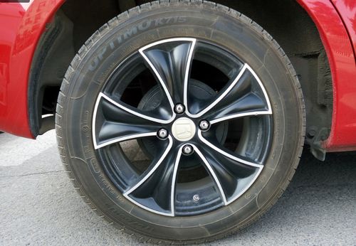 汽車輪胎按結(jié)構(gòu)可以分為子午線輪胎和斜交輪胎兩種類型